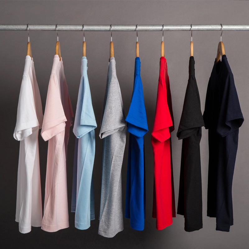 T-hemde is beskikbaar in 'n verskeidenheid kleure vir jou om te kies, wat aan die binnekant of aan die buitekant gedra kan word